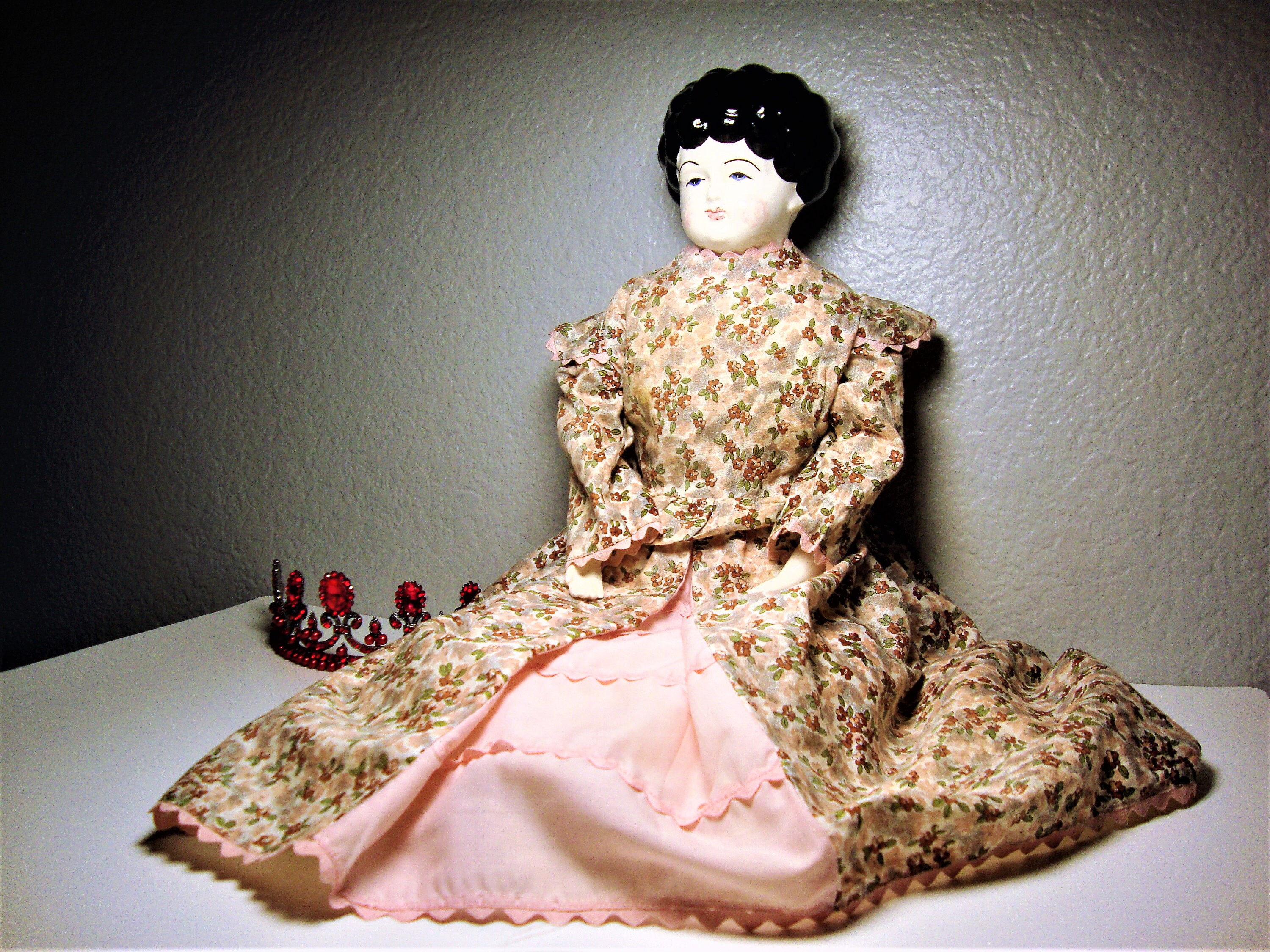 Vintage PORCELAIN DOLL 22 Vintage PORCELAIN DOLL 22