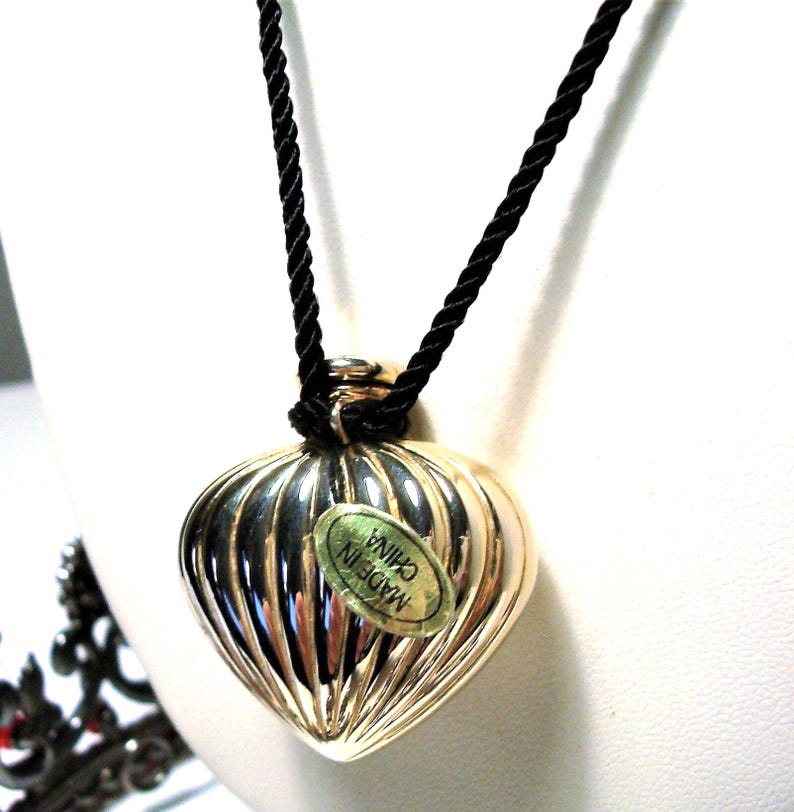 Vintage D.J.PALMER Goldtone Ribbed Heart Perfume Flacon Necklace image 4