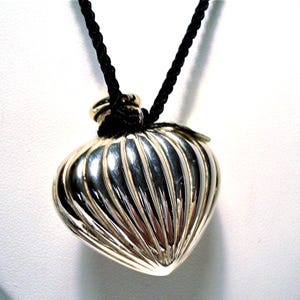 Vintage D.J.PALMER Goldtone Ribbed Heart Perfume Flacon Necklace