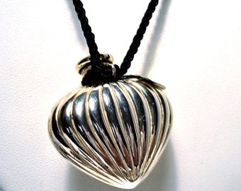 Vintage D.J.PALMER Goldtone Ribbed Heart Perfume Flacon Necklace