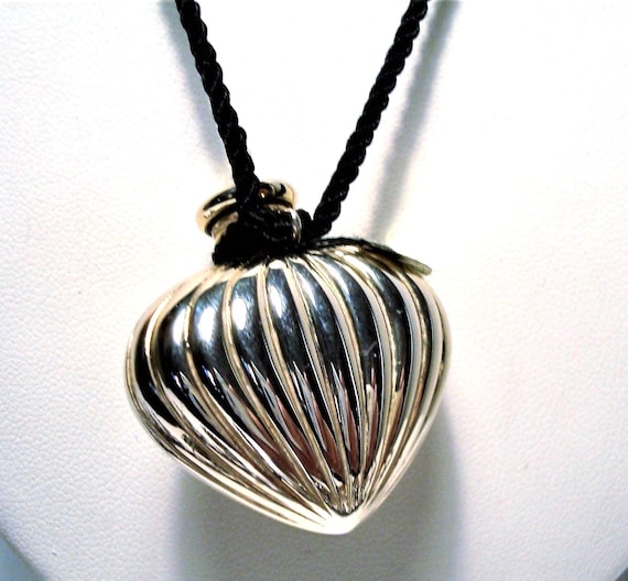 Vintage D.J.PALMER Goldtone Ribbed Heart Perfume Flacon Necklace