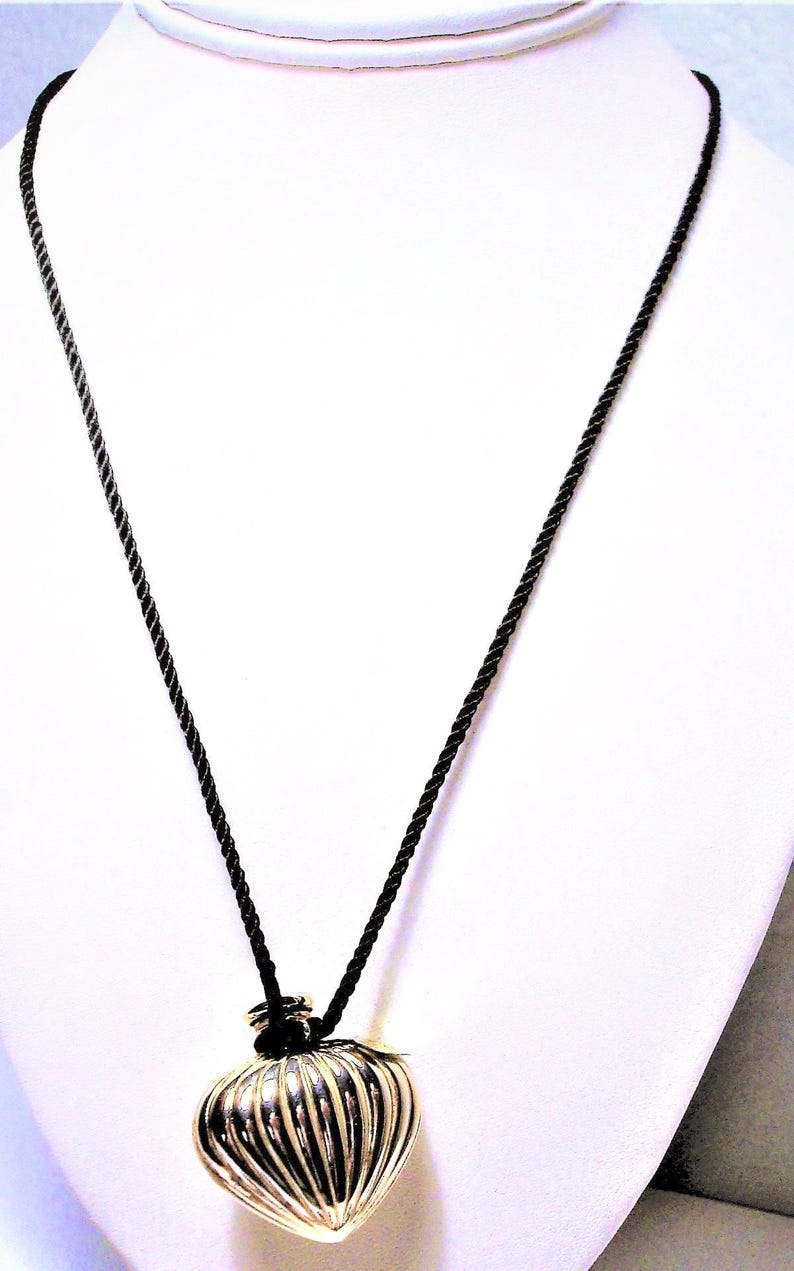 Vintage D.J.PALMER Goldtone Ribbed Heart Perfume Flacon Necklace image 10