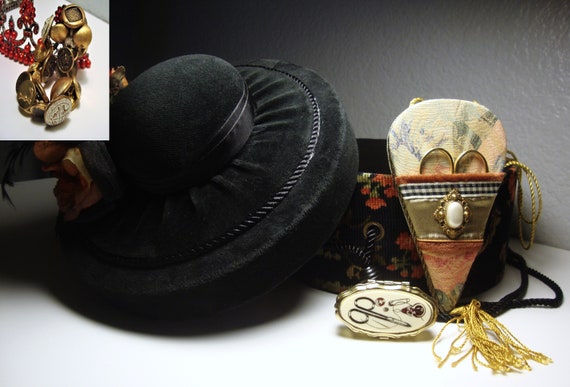 Vintage HAT-BOX & ACCESSORIES - Mini Black Velvet/floral Vintage HAT-BOX & ACCESSORIES - Mini Black Velvet/floral