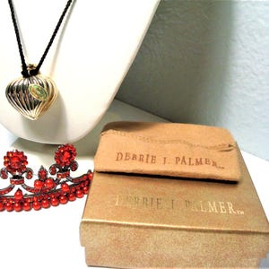 Vintage D.J.PALMER Goldtone Ribbed Heart Perfume Flacon Necklace image 2
