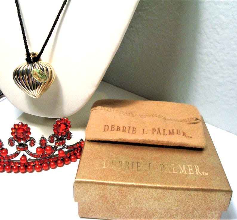 Vintage D.J.PALMER Goldtone Ribbed Heart Perfume Flacon Necklace image 2