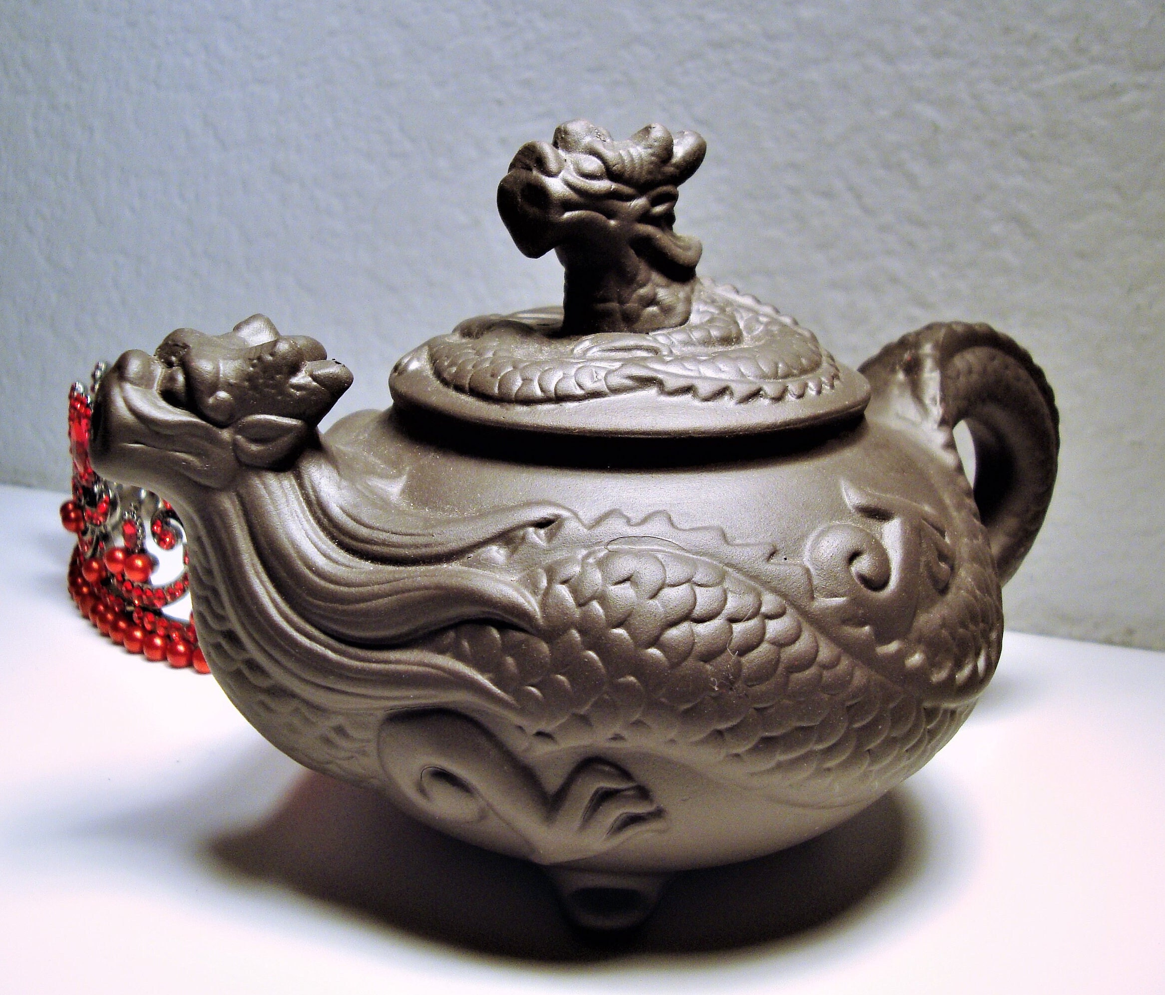 古い葵口銅皿　龍　虎　彫り　銘文有り　唐物　中国？ Vintage ORNATE DRAGON TEAPOT - Ornate Chinese Clay Dragon
