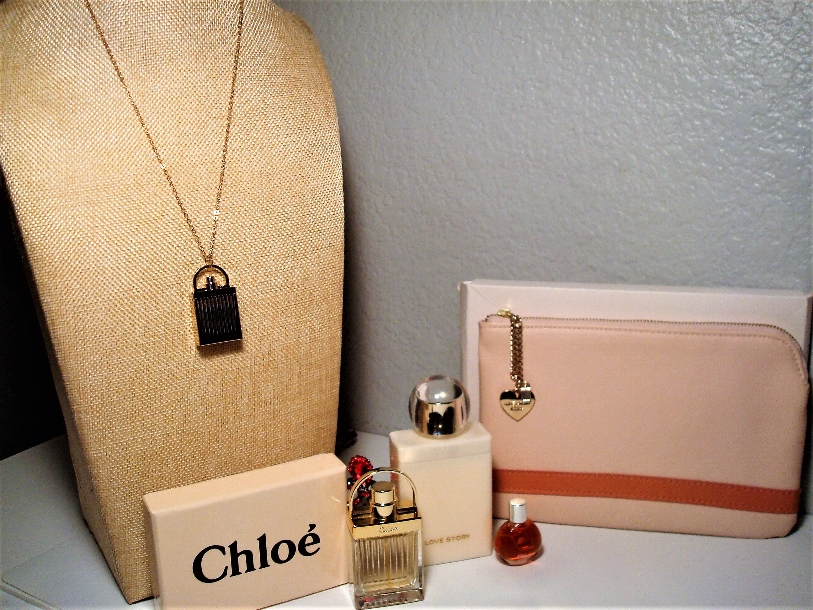 Chloeのlove storyギフトセット二個セット Chloe Love Story Perfume Bundle: Pendant, Spray, Lotion, Pouch