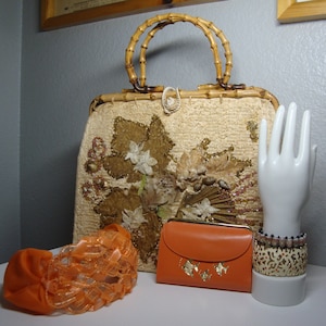 BOLSO DE PAJA VINTAGE Y ACCESORIOS - Bolso de paja con asas de bambú - Cartera Countess naranja con tocado - Pulseras de esmalte y cuentas