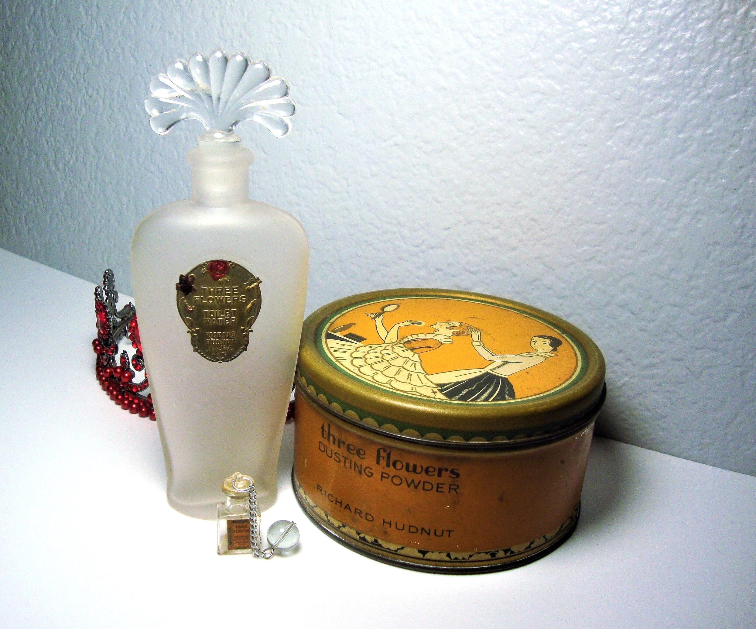 廃盤希少ロシャスリュミエールパフュームドデオドラントスプレー100mlオリジナル Vintage Hudnut Three Flowers Perfume Bundle: Bottle, Powder Tin