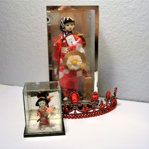 Vintage M.C.M. ENCASED GEISHA DOLLS – Pair of Glass-Encased Fabric Geisha Figures, One with Mandolin, One with Flowers, Made in Japan