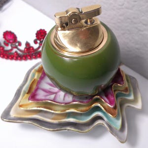 Vintage Working LIGHTER & LEAF ASHTRAYS (4) - Working Green Lighter By O.M.C., Japan - Set (4) Pastel Leaf Shaped Ashtrays By Ucagco, China