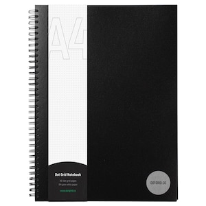 Puede incluir: Un cuaderno de cuadrícula de puntos A4 negro con un patrón de cuadrícula de puntos blancos en la portada. El cuaderno tiene 192 páginas de papel blanco de 124 g/m². El texto "Dot Grid Notebook" está impreso en la portada, junto con la dirección del sitio web "www.dotgrid.co".