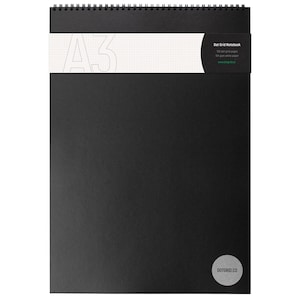 Może przedstawiać: Czarny notes A3 w kropki z białą etykietą z napisem "Dot Grid Notebook 100 dot grid pages 100 gsm white paper www.dotgrid.co". Notes ma czarne spiralne oprawienie i białą etykietę na dole z napisem "DOTGRID.CO".