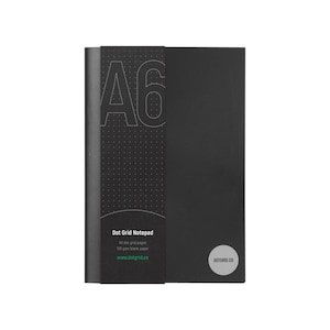 Könnte beinhalten: Ein schwarzer A6-Punktgitter-Notizblock mit 40 Punktgitter-Seiten und 120 g/m² schwarzem Papier. Der Einband trägt den Text "Dot Grid Notepad" und "www.dotgrid.co". Der Text "DOTGRID.CO" ist auf dem vorderen Einband aufgedruckt.