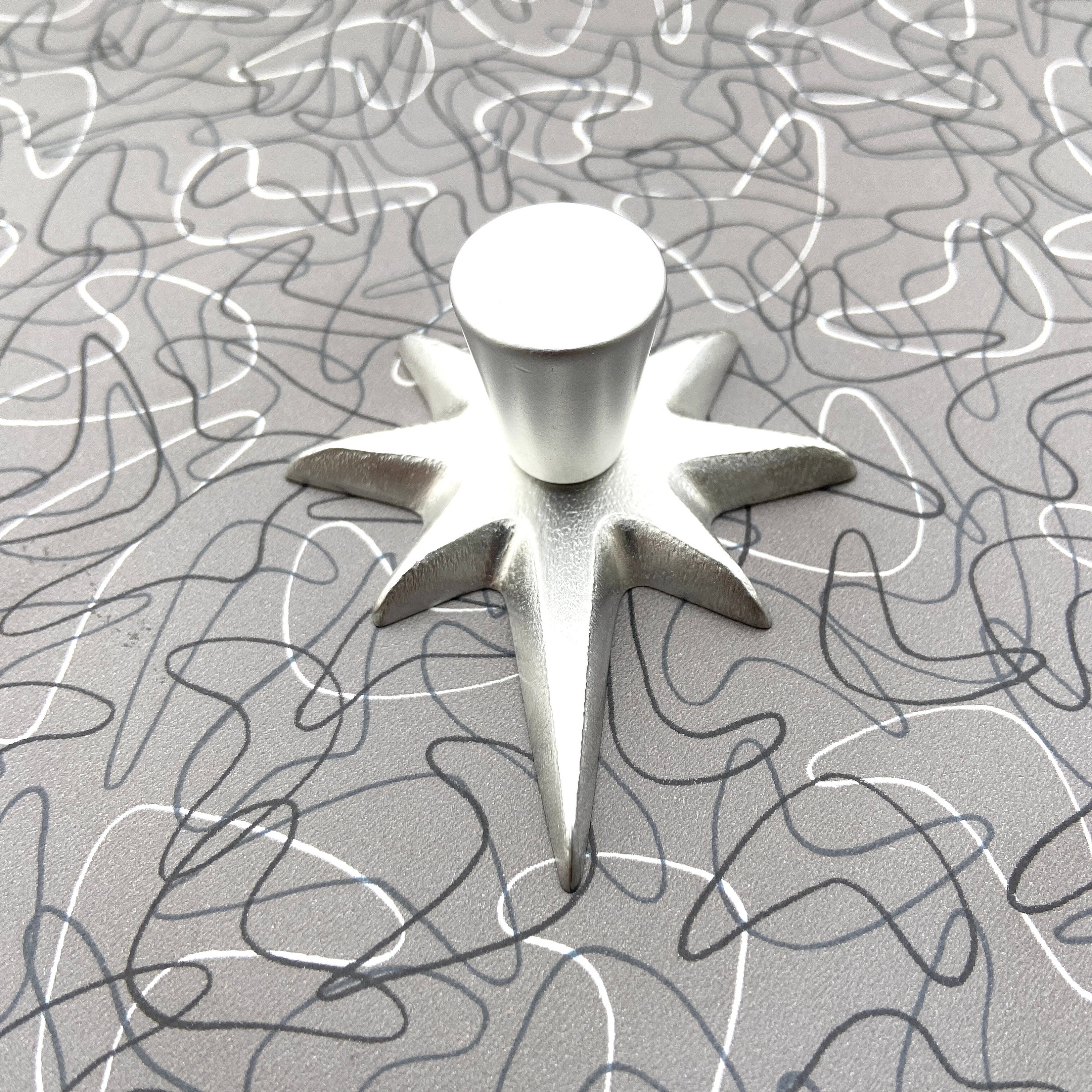 文房具・ステーショナリー DAC Saturna Margaret Morales Atomic Starburst Drawer Pull: Hammered Aluminum Mid Century Knob