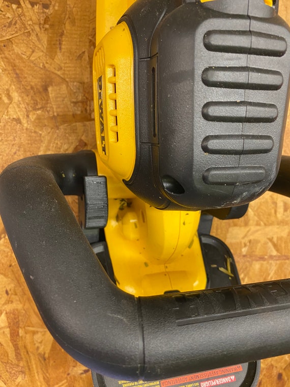 Dewalt hedge trimmer 20v deals