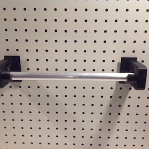 Suporte para papel toalha em painel perfurado