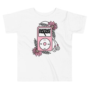 Pode incluir: Uma camiseta branca com um gráfico de iPod rosa com o texto "Mayday Parade". O iPod é cercado por flores rosas e folhas verdes.