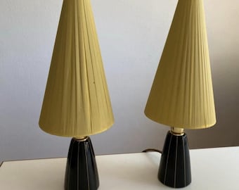 Par de lámparas de escritorio de mediados de siglo, diseño vintage y hermoso, lámparas raras, botón de encendido/apagado en la base, pantalla blanca, base negra y dorada, años 50