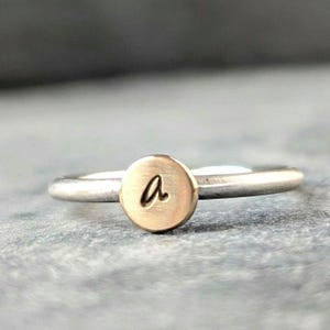Personalisierter Ring mit Buchstaben aus Silber 925 und Gold 333 | bicolor Stapelring | Buchstabenring Gold | persönliches Geschenk