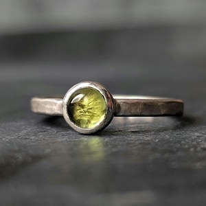 Peridot Ring aus Silber mit minimalistischem Design | Stapelring mit grünem Stein | Silber 925 Ring | feiner Statement Ring
