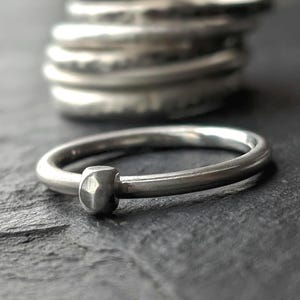 Stapelring aus Sterlingsilber mit kleinem Rechteck -- minimalistischer Silberring -- Geschenkidee für Frauen