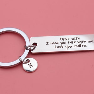 Llavero de acero inoxidable con texto "Drive Safe I Need You Here With Me", "Te amo más", "Nuevo llavero para conductor", "Regalo para papá/novio/él/marido"