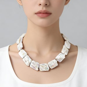 Collar de perlas blancas gruesas casi cuadradas, collar de perlas rectangulares, collar llamativo, joyería minimalista de perlas, regalo para ella, regalo para mamá
