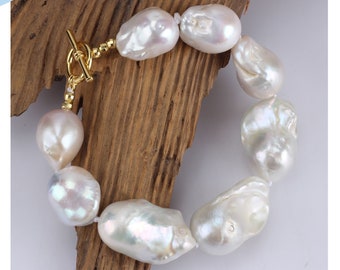 ■VINTAGE HOLLYWOOD■ Baroque Pearl Matte Bracelet VH239OBR0 Oversized Baroque Pearl Matte Gold Toggle Bracelet | Ornate