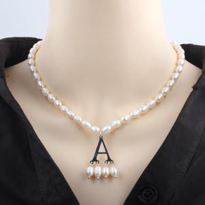 Collar de perlas con inicial de plata ovalada de 6-7 mm/Joyería de perlas de agua dulce con letra de plata/Collar con inicial personalizado/Regalo para ella/Regalo para mamá