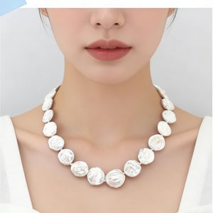 Collana di perle bianche a forma di moneta, collana di perle d'acqua dolce piatte e irregolari, collana bianca annodata, gioielli da sposa minimalisti, regalo per lei
