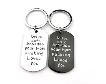Novo chaveiro de aço inoxidável seguro porque sua mãe ama você. Novo chaveiro de driver, chaveiro seguro de dirigir, chaveiro engraçado sarcástico
