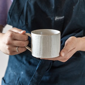Taza de cerámica blanca tallada a mano: Cerámica minimalista moderna