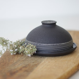 Mantequera minimalista de gres con tapa: Mantequera de cerámica negra