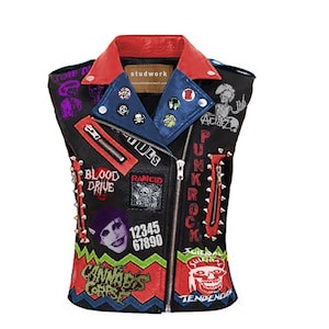 Könnte beinhalten: Schwarze Lederweste mit rotem und blauem Kragen, besetzt mit silbernen Spikes. Die Weste ist mit verschiedenen Patches verziert, darunter Bandlogos wie "Blood Drive", "Rancid" und "Cannibal Corpse", sowie andere Grafiken wie "Punk Rock" und "12345 67890".