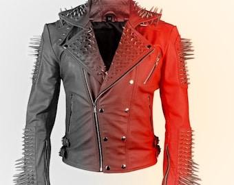 Puede incluir: Chaqueta de cuero bicolor, dividida verticalmente, un lado gris y el otro rojo. La chaqueta presenta un estilo motero clásico con cuello de solapa, cremallera asimétrica y múltiples púas plateadas en hombros y mangas.
