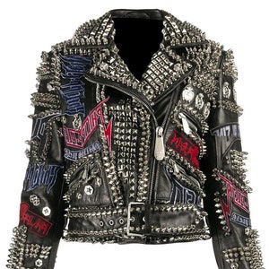 Könnte beinhalten: Schwarze Lederjacke mit silbernen Metallnieten und -spitzen. Die Jacke hat einen Reißverschluss, einen Gürtel und aufgestickte Aufnäher. Kragen und Schultern sind stark mit Nieten verziert.