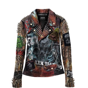 Könnte beinhalten: Distressed Lederjacke mit Totenkopf-Grafik und verschiedenen Aufnähern. Die Jacke hat Metallnieten an Schultern und Ärmeln sowie ein Schlangenmuster an den Ärmeln. Die Jacke hat einen Reißverschluss und mehrere Taschen.