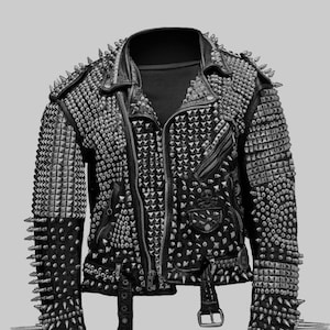Könnte beinhalten: Schwarze Lederjacke, stark verziert mit silbernen Metallnieten und -spitzen. Die Jacke hat einen klassischen Biker-Stil mit Reverskragen, asymmetrischem Reißverschluss und Gürteldetails. Die Ärmel und Schultern sind dicht mit Nieten bedeckt.