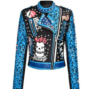 Può includere: Giacca in pelle nera con maniche e dettagli con stampa leopardata blu. Presenta una grafica a teschio, la parola "Misfits" e borchie argentate. Include il testo "Cheap Sex" e altre toppe.
