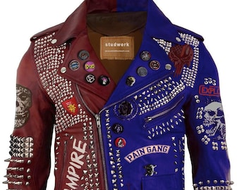 Pode incluir: Uma jaqueta de couro vermelha e azul com tachas prateadas e patches. A jaqueta tem as palavras "Vampire", "Pain Gang", "Death in Metal", "I'm on the Highway to Hell DC", e "Not in My M" nela.