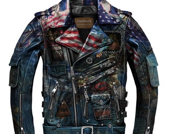 Könnte beinhalten: Eine blaue Lederjacke im Biker-Stil mit Used-Look. Die Jacke ist mit verschiedenen Patches verziert, darunter Bandlogos und ein amerikanisches Flaggen-Design. Die Jacke hat einen Reißverschluss und mehrere Taschen.