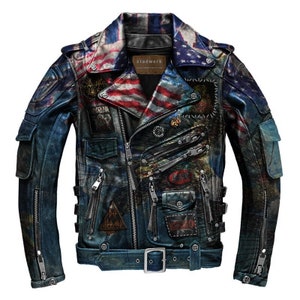 Peut inclure: Une veste de moto en cuir bleu avec un aspect vieilli. La veste présente une variété de patchs, y compris des logos de groupes de musique et un motif de drapeau américain. La veste a une fermeture éclair et plusieurs poches.