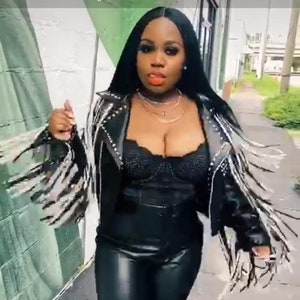 Kundenspezifische handgefertigte Fransen Damen schwarz und silberfarbene Echtlederjacke mit Nieten (3179)