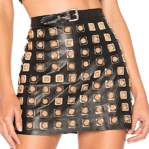 Falda de cuero con cinturón para mujer, diseño vanguardista, con tachuelas cuadradas plateadas mate y agujeros redondos.