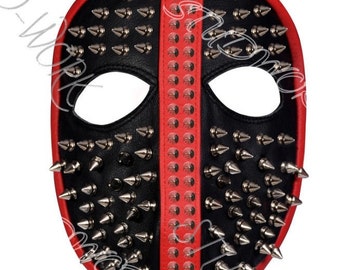Máscara facial punk de cuero con tachuelas, pinchos plateados, rojo y negro.