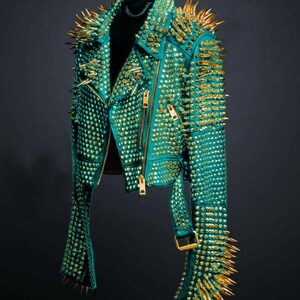 Viridian Green Gothic Punk Lederjacke - Herren Custom Brando Moto Fit mit goldenen Spikes, Taillengürtel & Gangster Biker-Stil mit Nieten