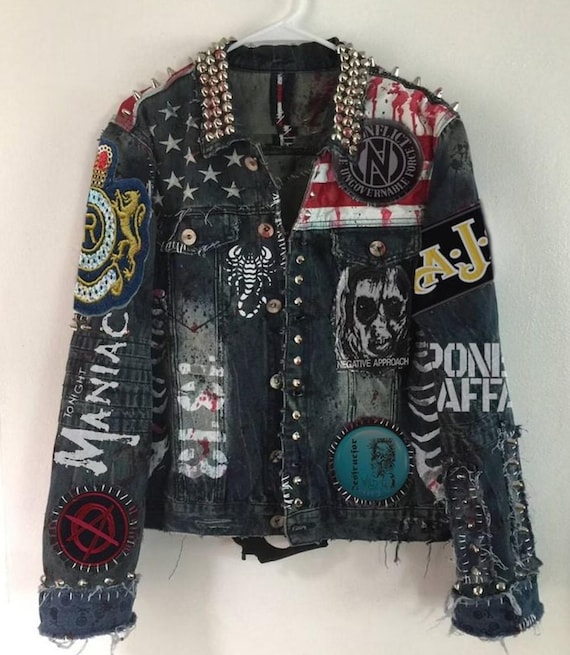 Multi Patches Denim Gothic Punk Jacke, Jeansjacke mit Nieten, Herrenmode  Jacke, Silber Kegel Nieten Jacke, Denim Jeansjacke,