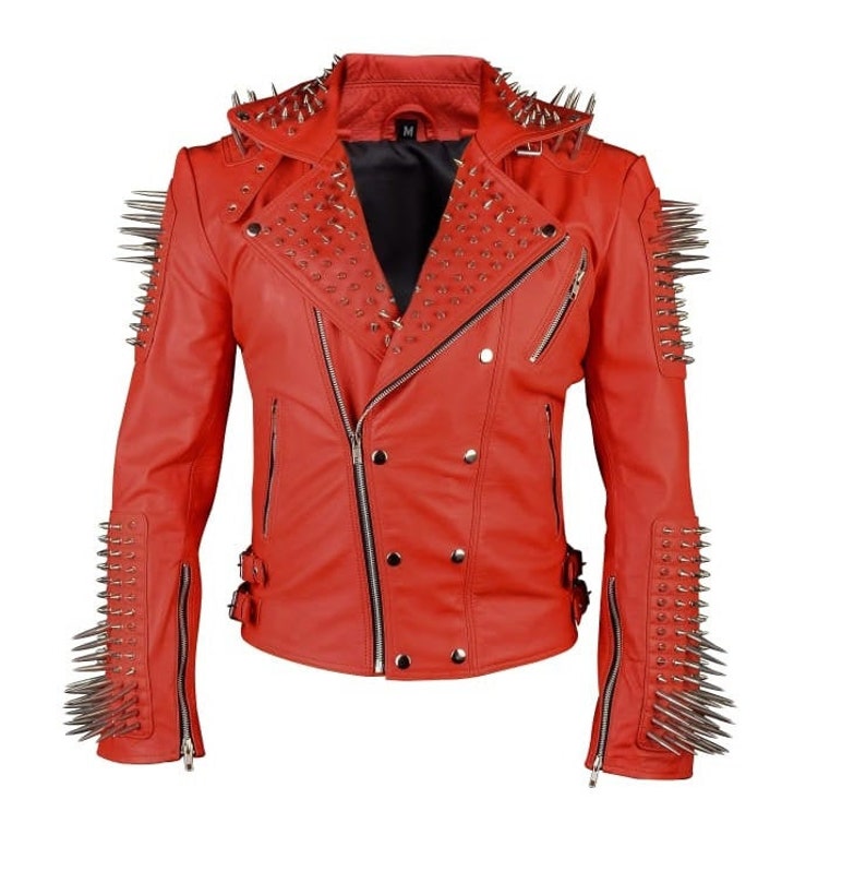 Puede incluir: Chaqueta de cuero roja con p&uacute;as plateadas en hombros, cuello y mangas. La chaqueta tiene un dise&ntilde;o cruzado con cremallera, m&uacute;ltiples bolsillos y detalles de botones plateados. Una prenda llamativa.