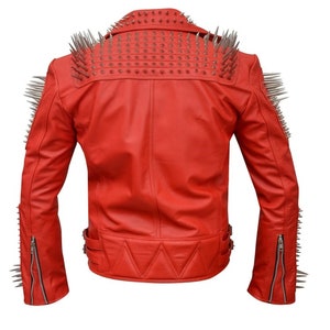 Puede incluir: Chaqueta de cuero roja brillante con p&uacute;as met&aacute;licas plateadas en los hombros y el cuello. La vista trasera muestra un corte entallado con detalles de cremallera en las mangas y un dise&ntilde;o geom&eacute;trico en la cintura. Una declaraci&oacute;n de moda audaz.